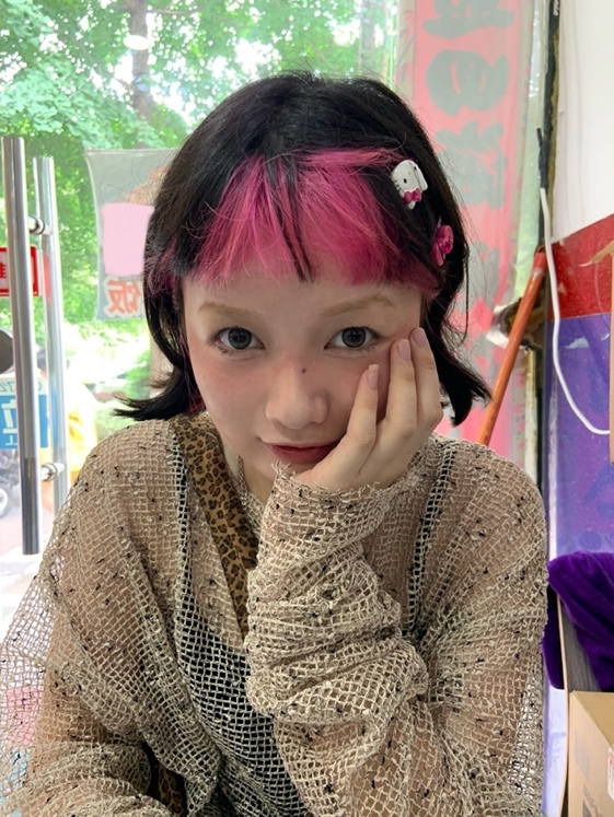 小孩戴着帽子 中度可信度描述已自动生成