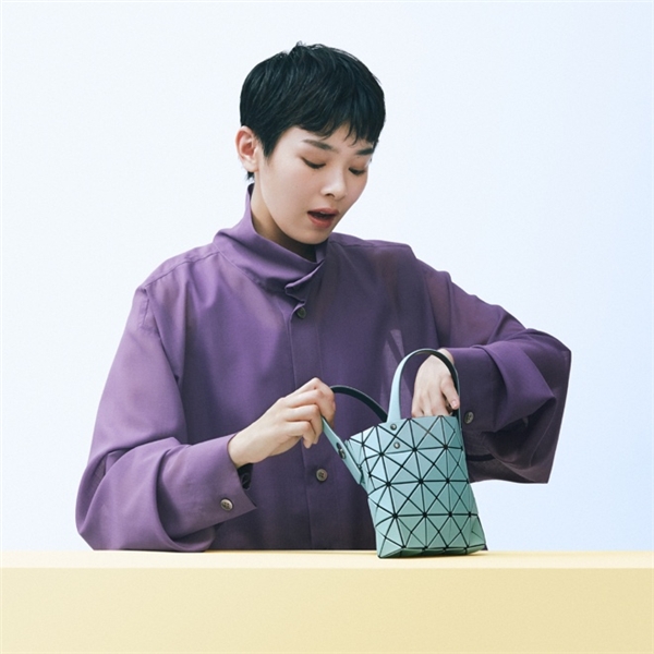 群星演绎BAO BAO ISSEY MIYAKE“小方盒”