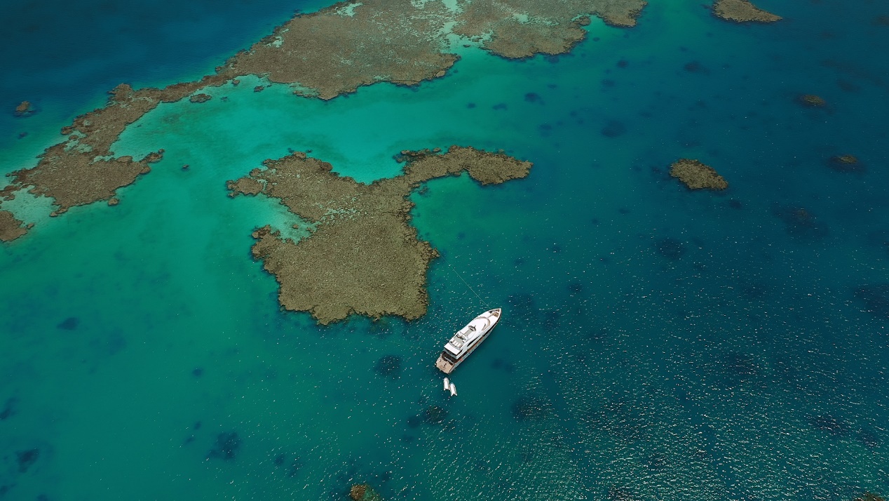 A boat in the water

AI-generated content may be incorrect.
